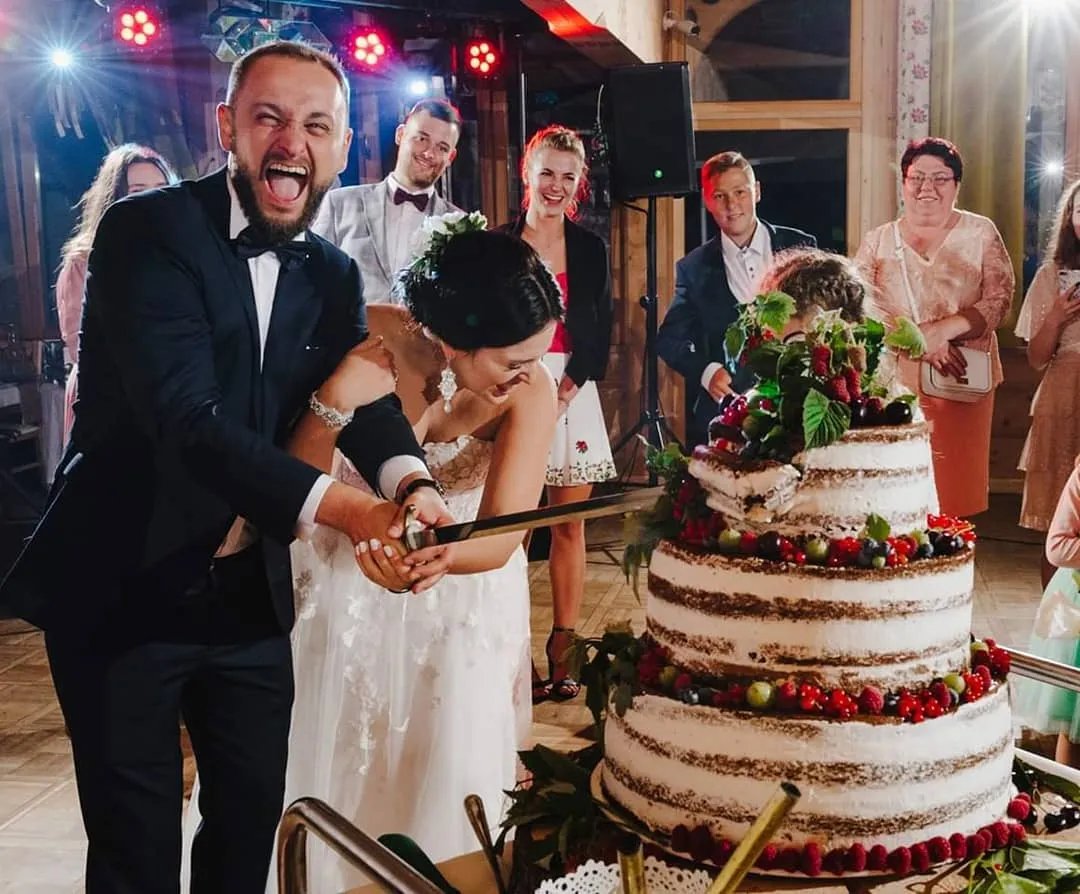 Eleganckie wesele z ciepłym światłem i dekoracjami