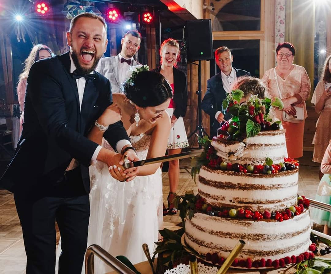 Eleganckie wesele z ciepłym światłem i dekoracjami